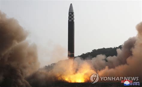 북한 김정은 어제 신형ICBM 화성 17형 시험발사 명령 연합뉴스