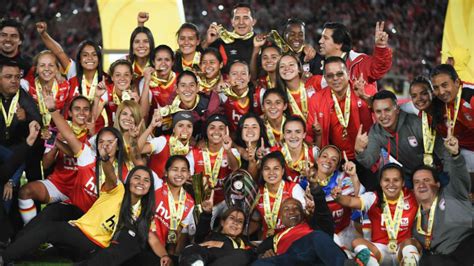Espacio creado para difundir el fútbol femenino en colombia. Fútbol Femenino: Santa Fe se corona primer campeón de ...