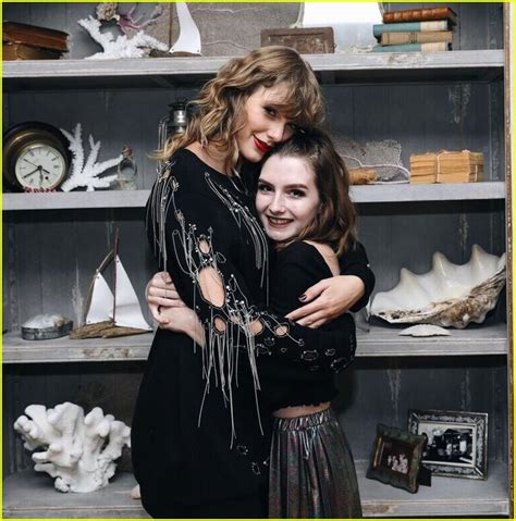 Star sessions maisie 026 4k. Taylor Swift Wears Snake Ring To Secret Session In Rhode ...