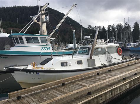 Maybe a long shot, but can anyone identify this boat? The woman who