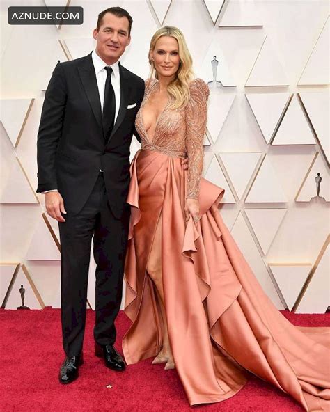 Molly Sims Poses On The Red Carpet During The Oscars Arrivals At The