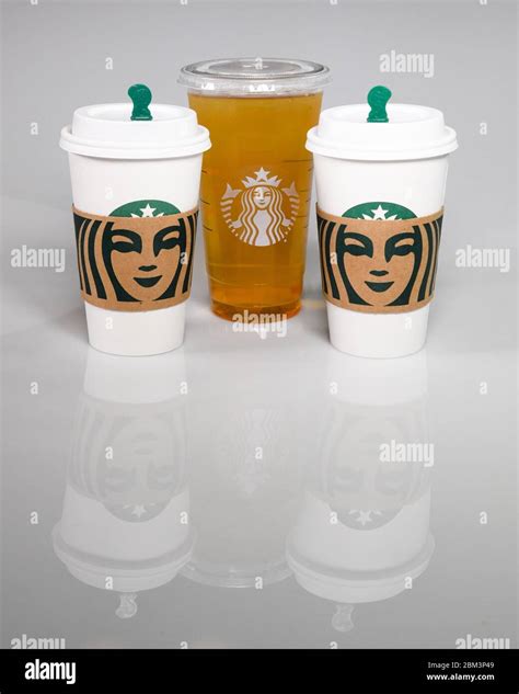 Tasses Starbucks Fond Blanc Banque De Photographies Et Dimages à Haute