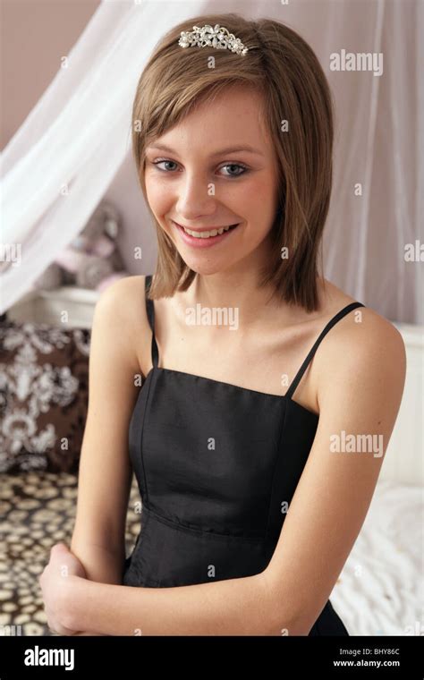 Porträt Eines Ziemlich 14 Jährigen Mädchens Lächelnd In Richtung Der Kamera Stockfotografie Alamy
