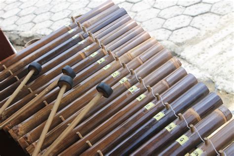 Umumnya alat musik khas jawa barat memiliki bahan dasar yang terbuat dari bambu dan didesain dengan khas. 'Calung' Alat Musik yang Menghasilkan Harmoni Indah : Kesenian - Situs Budaya Indonesia