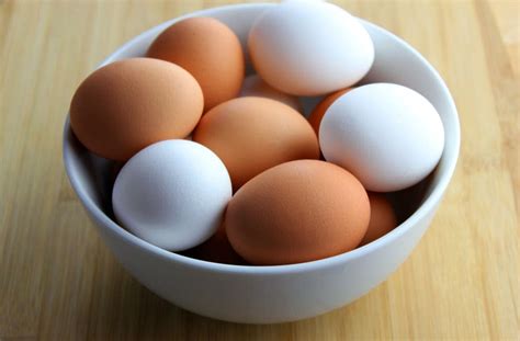 The Surprising Difference Between White Eggs And Brown Eggs