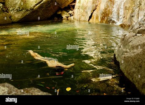 Junger Mann Der Unter Wasser In Einem Tropischen Bergpool Schwimmt