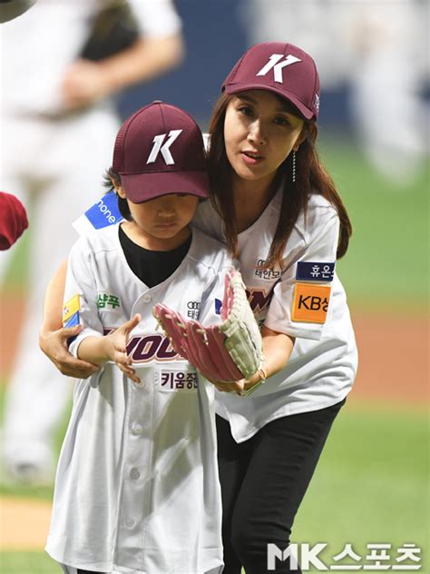 박나래 #성희롱 #19금 *이 채널의 영상들은 지극히 주관적인 저의 생각이 강하게 개입되어있으니 유의 6 saatler önce. 이현경 `하람아, 시구는 엄마가 가르쳐줄게` MK포토