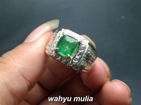 Zamrud kolombia unik karena menunjukkan kekurangan zat besi. Cincin Batu jamrud kotak hijau tua asli (kode:821) - Wahyu ...