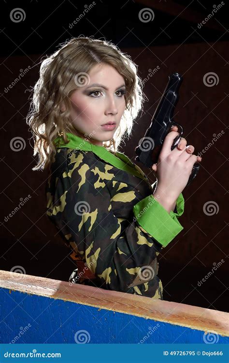Mooi Blondemeisje In Militair Kaki Overhemd Met Kanon Stock Afbeelding
