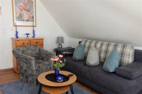 Im haus hinter den dünen erwartet sie ein helles, freundliches wohnzimmer mit kamin, tv, eckcouch und offener einbauküche mit allem, was man für einen gelungenen urlaub braucht. Ferienwohnung D83 in der Anlage hinter den Dünen in Prerow ...