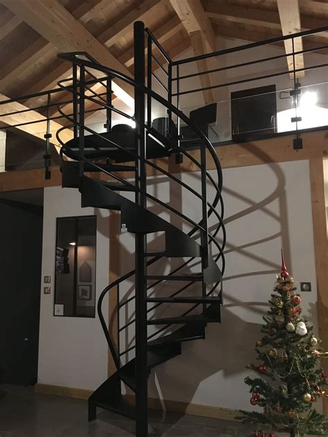 Escalier Hélicoïdal En Métal Vide Sur Séjour Séjour Cathédrale