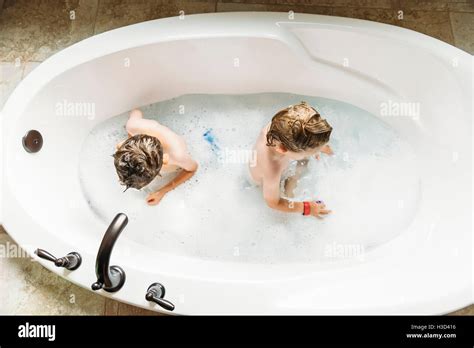 draufsicht der jungen baden in badewanne stockfotografie alamy