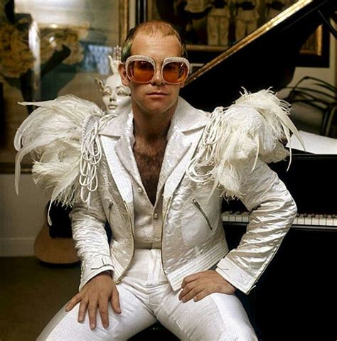 Elton john inside his london home, 1973. Elton John | Roupas de palco, Ideias fashion, Elton john
