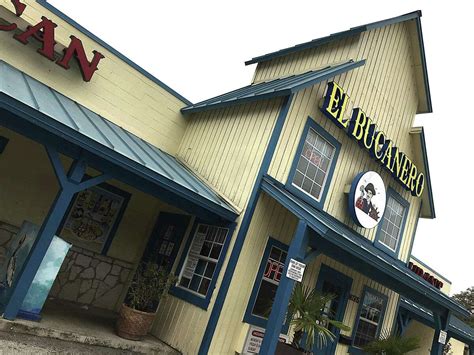 Review: El Bucanero sails all over the Mexican seafood map