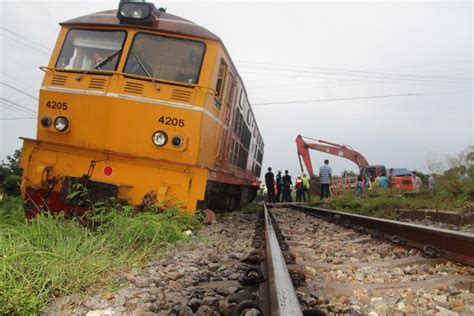 200 ชีวิตระทึก รถไฟตกรางที่ราชบุรี เร่งกู้หัวรถจักร คาดรางชำรุดเพราะฝนตกหนัก