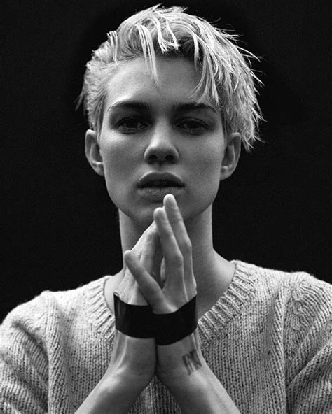 From short cuts to modern shags in a rainbow of hues, here are the 25 androgynous haircuts and styles we can't get enough of. Harmony Boucher | Androgynous hair, Short hair styles ...