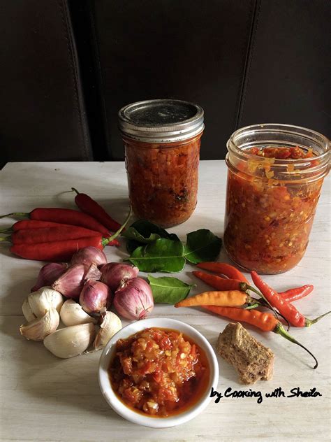Sambal is a chili sauce or paste, typically made from a mixture of a variety of chili peppers with secondary ingredients such as shrimp paste, garlic, ginger, shallot, scallion, palm sugar, and lime juice. Sambal Terasi Matang | Resep makanan, Resep keto, Masakan
