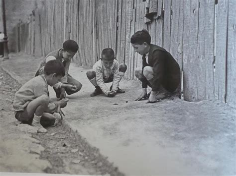 Chica jugando con muñecas en el hospital ucrania. Niños jugando en la calle: otros tiempos, otros juegos | album de fotos | La Aldea Irreductible