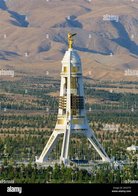 Monumento De Neutralidad En Ashgabat Turkmenist N Construido Con