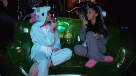 el día en que miley cyrus coqueteó con ariana grande infobae