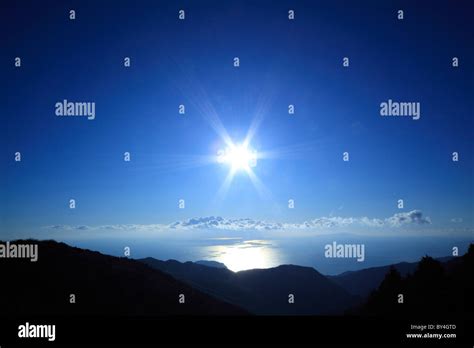 Sun Shining Brightly Over Sea Stock Photo Alamy