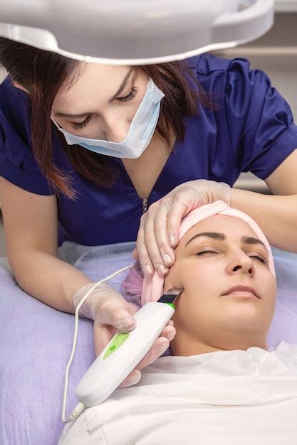 Premium Photo Cosmetologist Performs Phonophoresis Procedure For The Skin