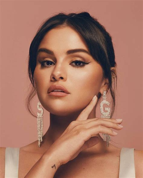 Selena Gomez S Personalized Initial Earrings Are My Next Jewelry Purchase Selena Selena