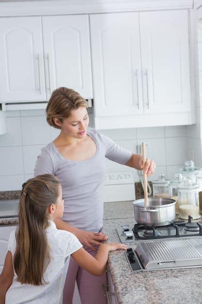 Madre E Hija Cocinando Juntos Foto Premium