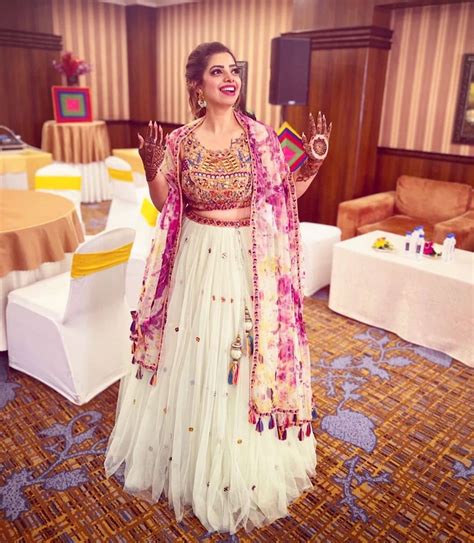 35 Mehndi Outfits For Brides To Be Mehndi Dresses That Stand Out