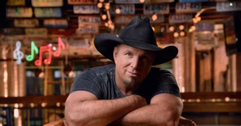 Garth Brooks Dive Bar Tour In Foxborough At Six String Grill