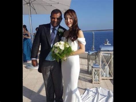 Hailing from south korea, tony fernandes' wife goes by the name of chloe (news media can't even find her last name). TONY FERNANDES AND HIS WIFE - YouTube