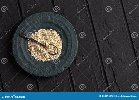 Sementes Brancas De Quinoa Em Tigela Chenopodium Quinoa Foto De Stock