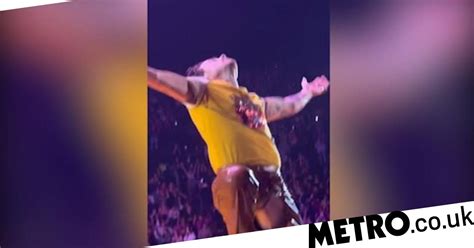 Watch Revealing Moment Harry Styles Splits His Trousers In Half On Stage After Lunge Metro Video