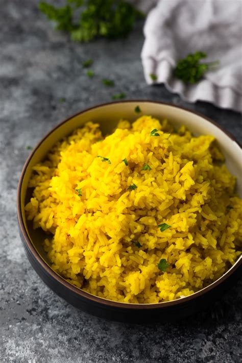 A simple & complete latin staple. Turmeric Yellow Rice (great + fluffy!) - Blog Des Femmes