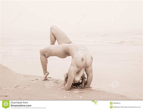 Nude γυναίκα στην παραλία θάλασσας στην ομιχλώδη ημέρα Στοκ Εικόνα