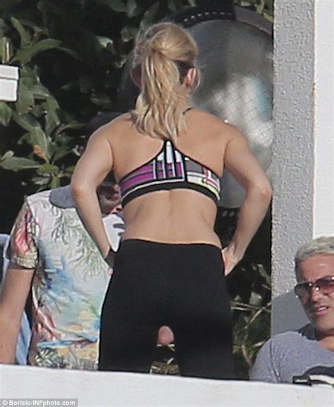 Kate Hudson Shows Off Her Toned Abs As She Poses On A Balcony Kate Hudson Toned Abs Clothes