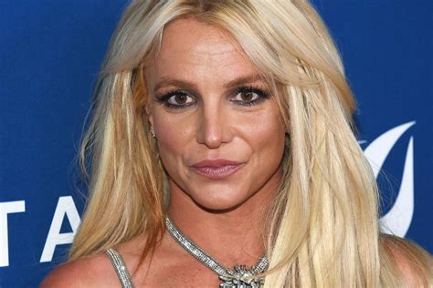 Neues Kapitel Neuer Look Britney Spears Trägt Jetzt Feuerrote Spitzen