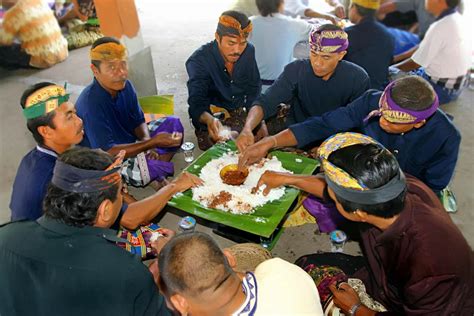 Mengenal Megibung Tradisi Makan Bersama Di Bali Nawacita Post