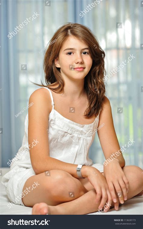 Portrait Smiling Beautiful Teen Girl Home Foto De Stock 113630173