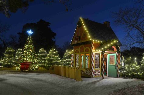 Dallas Arboretum Debuts 23 Foot Tall German Christmas Pyramid And New