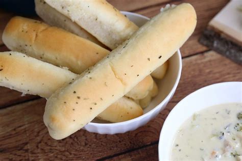 This Copycat Recipe For Olive Garden Breadsticks Is Even Better Than