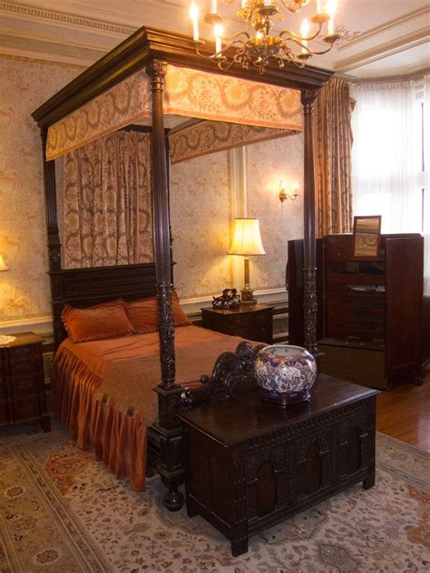 This project comes with four vertical columns that are positioned on each corner. 10 Awesome Four Poster Beds That Are Sure To Blow Your Mind | Four poster bed, Four poster ...