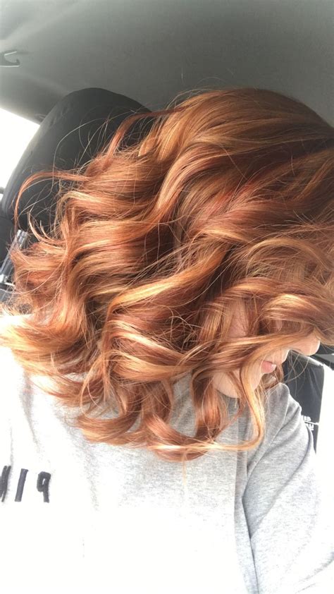Thus, their hairs are auburn or ligth brown but grow ligther and ligther and long haired peoples have blond hairs on their extremities. Red hair with blonde highlights and auburn lowlights | Red ...