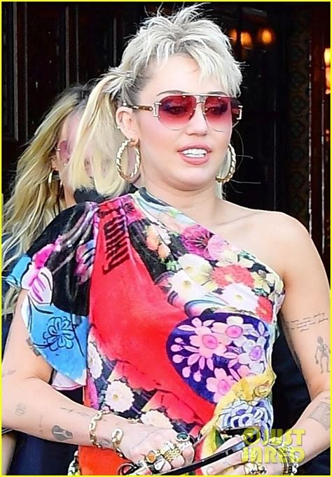 Miley Cyrus Shows Off Her Rockstar Style While Out In Nyc Photo Miley Cyrus Pictures
