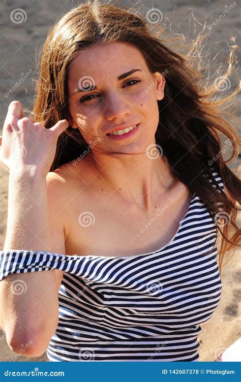 Belle Jeune Fille Nue De Brune Sur La Plage Photo Stock Image Du Tony