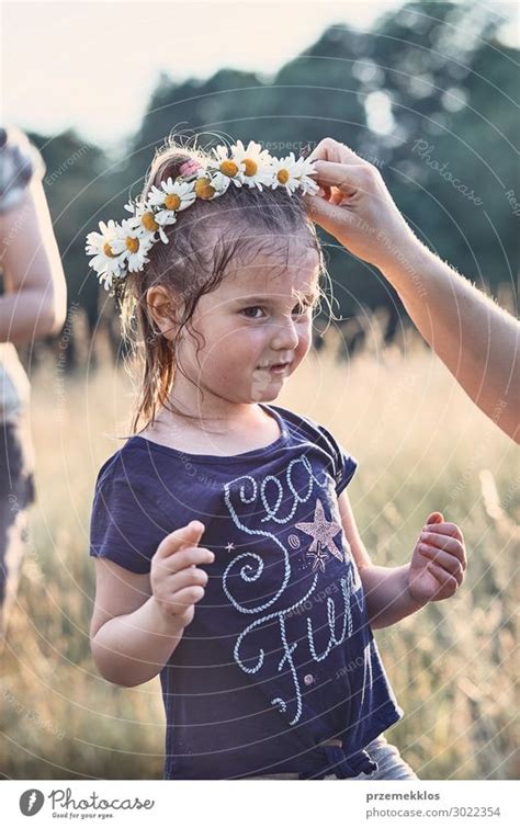 Kleine niedliche adorable Mädchen genießen ein kühles Wasser von ihrer Mutter während heißen