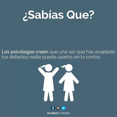 A Poster With The Words Sabias Que And Two People Standing Next To