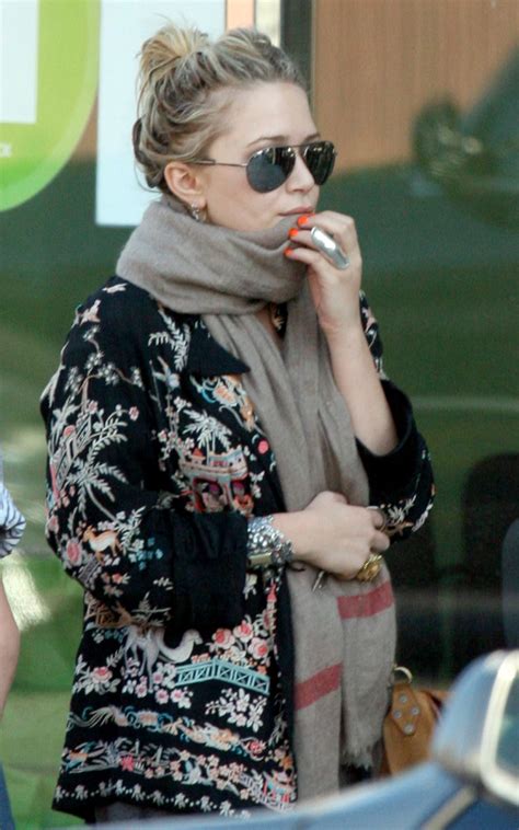 9 культовых творений вивьен вествуд. Scarf. | Cute everyday outfits, Olsen twins style, Mom ...