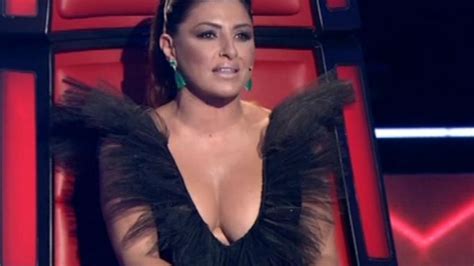 Η τραγουδίστρια εμφανίστηκε από μια ταράτσα στο ρότερνταμ. Έλενα Παπαρίζου: Με αβυσσαλέο ντεκολτέ στον τελικό του "The Voice"!