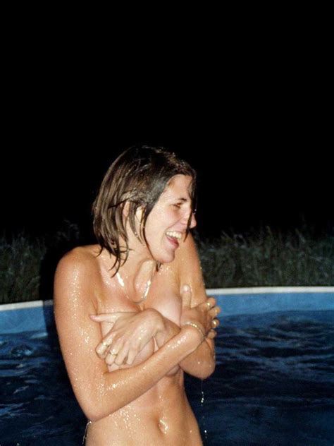 Caught Her Skinny Dipping In The Swimming Pool Foto Porno Eporner